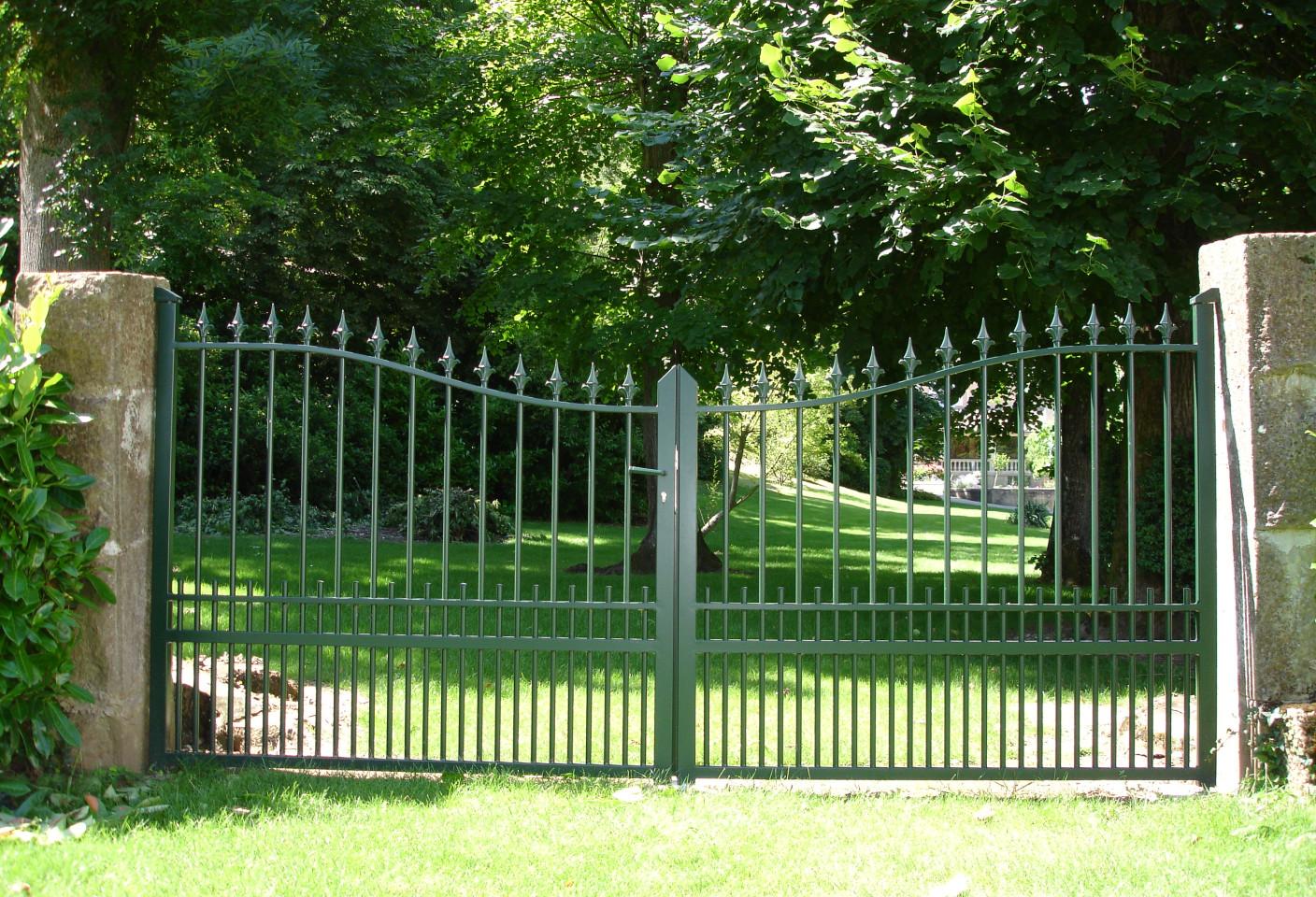 Portail Manoir Classique barreaux forme chapeau de gendarme inversé + options fleurons haut