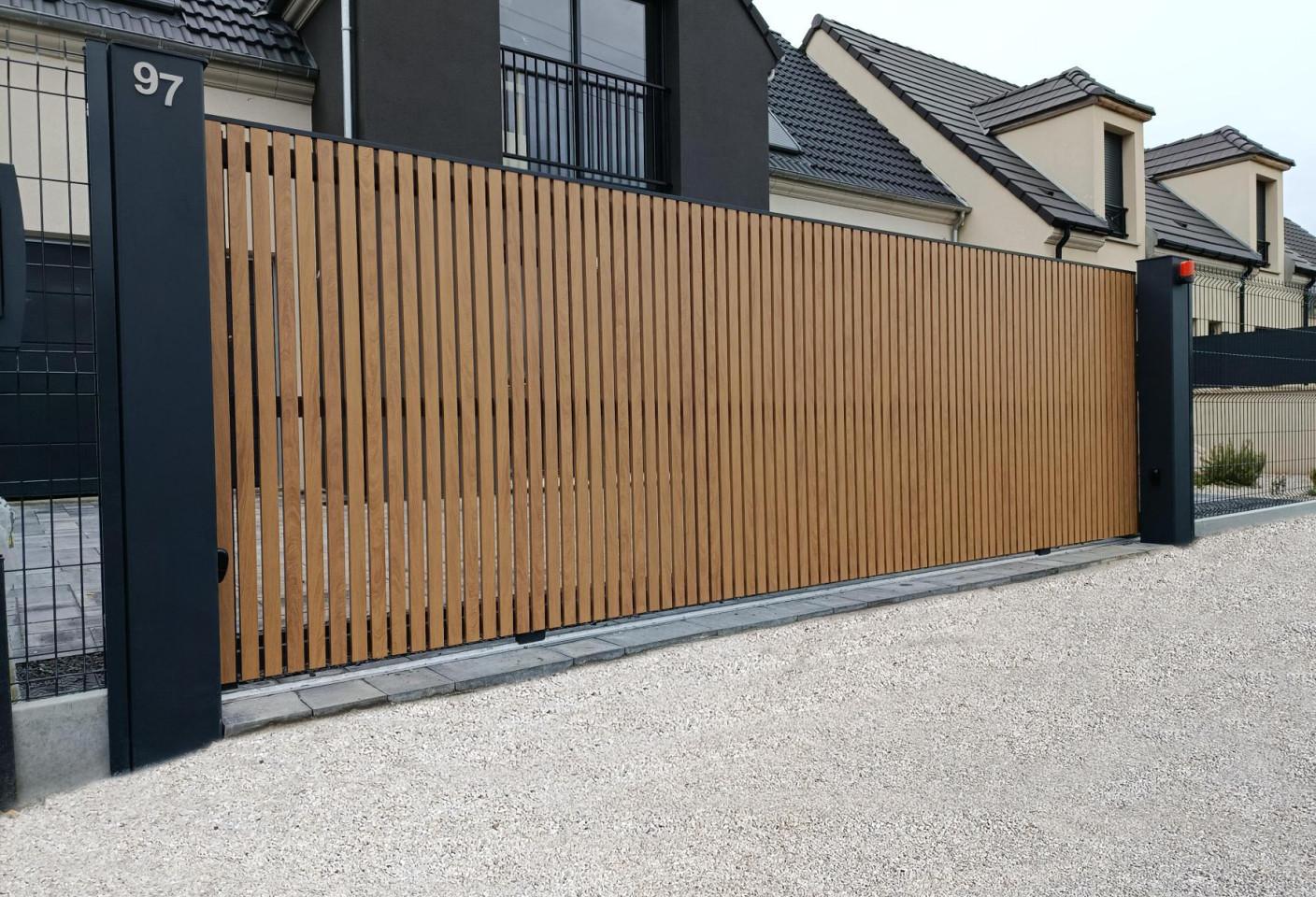 Portail aluminium_Gamme Tendance_Modèle Linéa_Ajouré_Coulissant