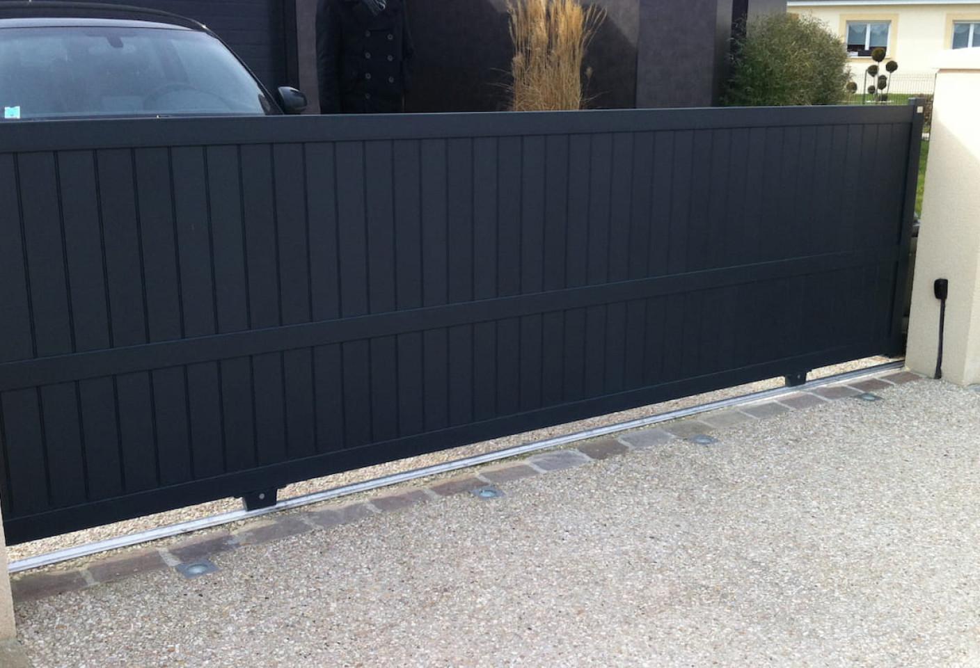 long portail coulissant plein