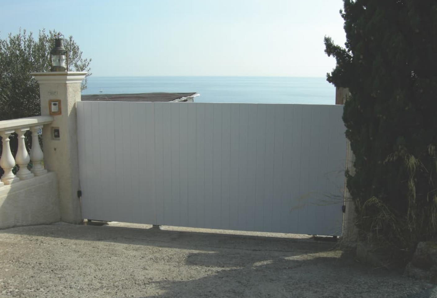 portail coulissant moderne en PVC