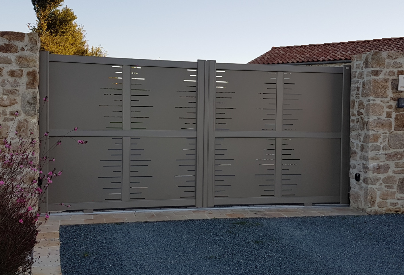 Portail-coulissant-aluminium-modèle-Loft