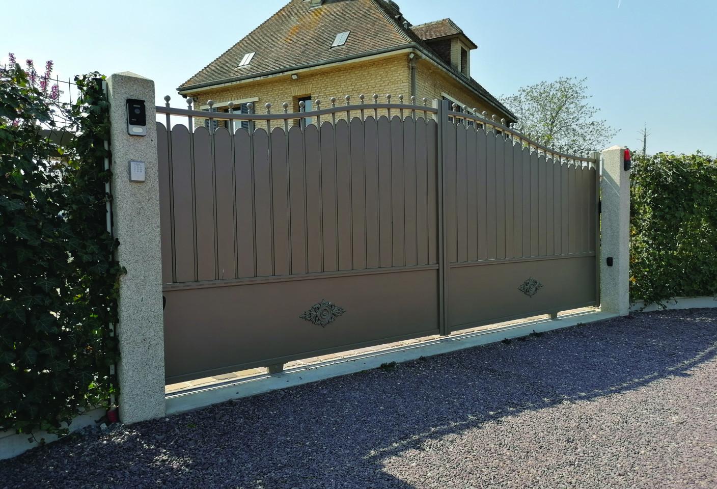 Portail-coulissant-aluminium-plein-modèle-manoir