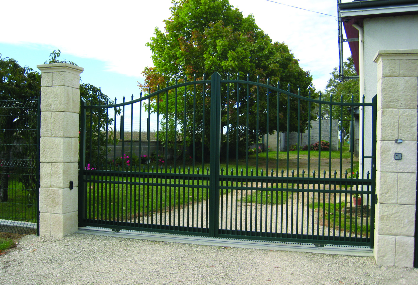 Portail-coulissant-ajouré-modèle-manoir