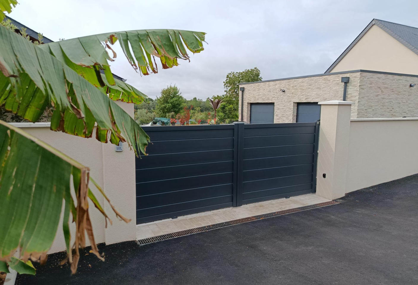 Portail-aluminium-coulissant-plein-modèle-Aréa