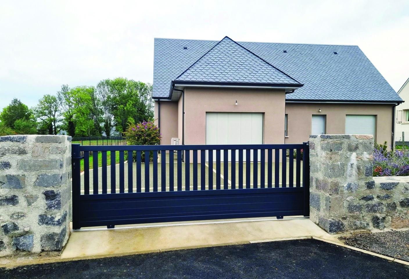Portail-coulissant-semi ajouré-modèle-pavillon