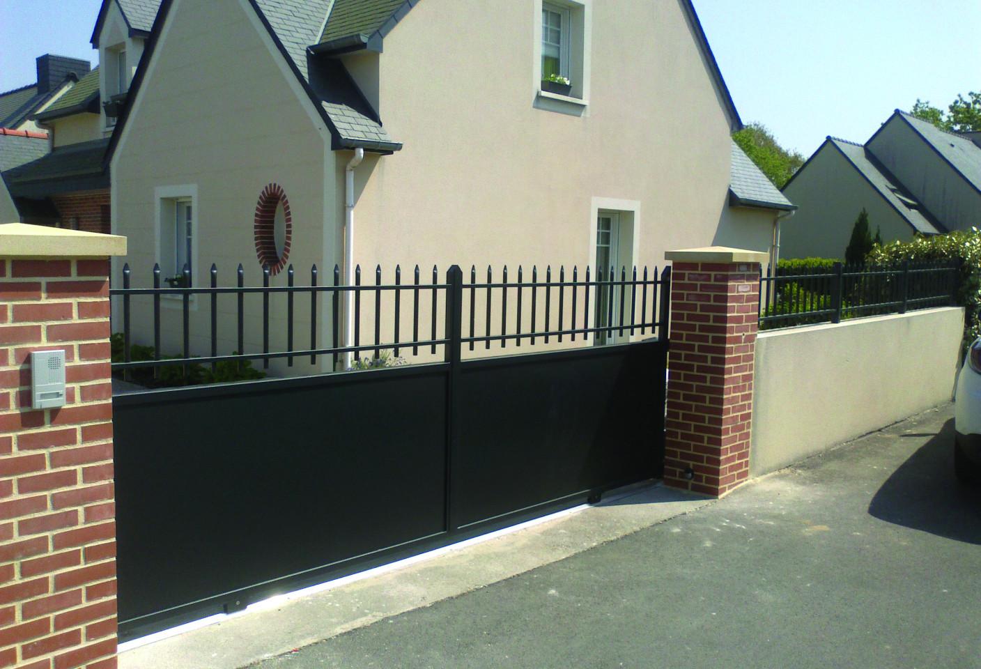Portail-aluminium-coulissant-semi ajouré-modèle-manoir