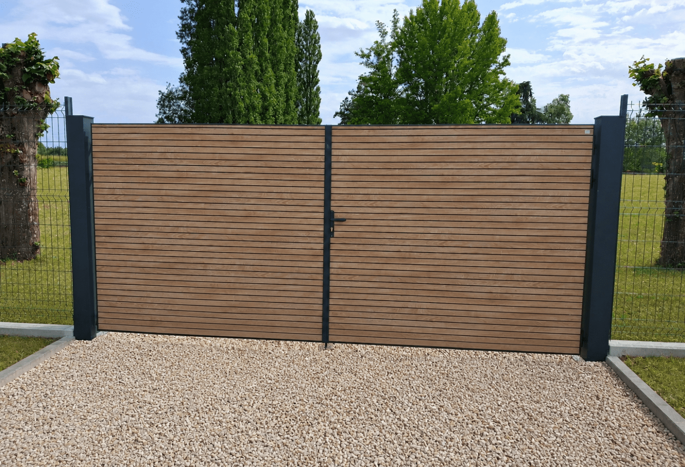 Portail-PVC-Modèle-Classique-Gamme-Actuelle-Plein-Ouverture-Battante