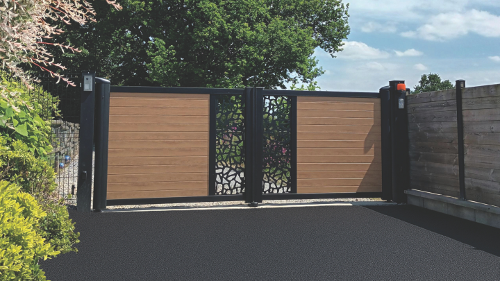 Portail aluminium_Gamme Tendance_Modèle Loft ton chêne clair