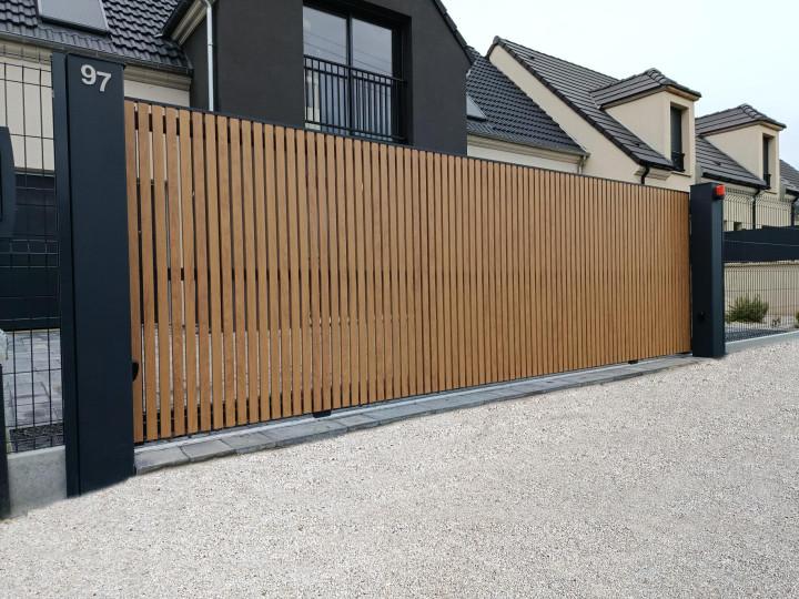 Portail aluminium_Gamme Tendance_Modèle Linéa_Ajouré_Coulissant