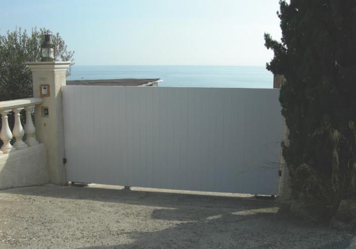 portail coulissant moderne en PVC