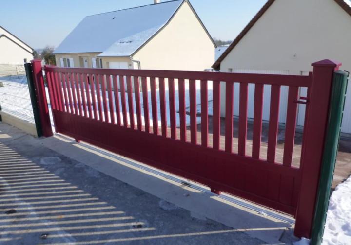 portail coulissant rouge semi ajouré