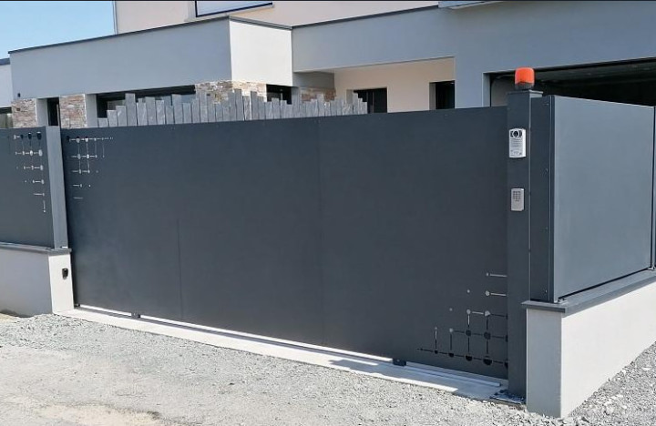 portail coulissant avec panneau plein