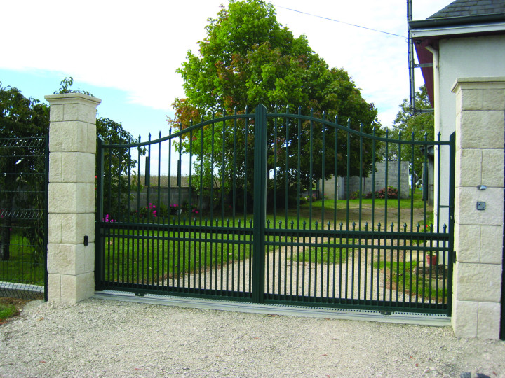 Portail-coulissant-ajouré-modèle-manoir