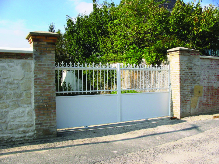 Portail-coulissant-semi ajouré-aluminium-modèle-manoir