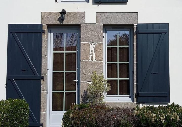 maison bretonne pierre avec volets gris