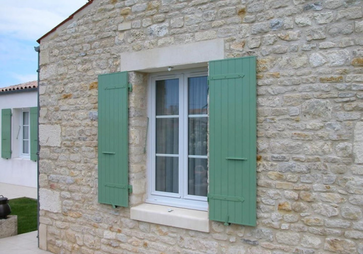 volets vert façade en pierre