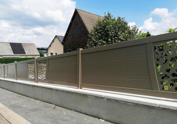 montage d'une cloture en aluminium sur un muret