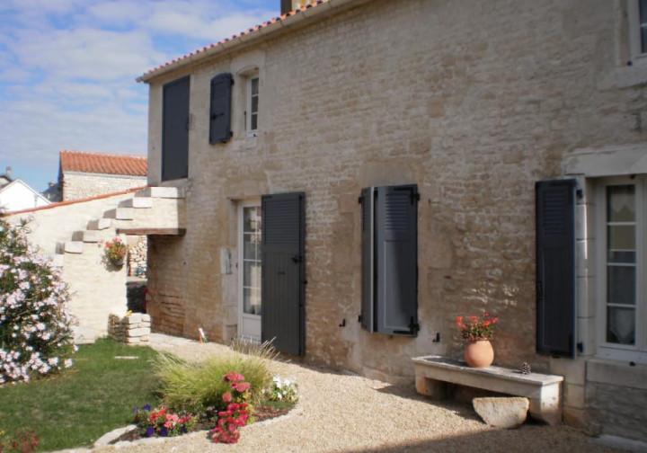 volets anthracite maison pierre