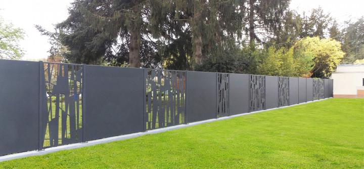 Bois, acier, aluminium, pvc, composite, il existe différents matériaux en clôtures. Les produits GYT sont exclusivement en aluminium avec pour la gamme Ambellya des panneaux de 3 mm d’épaisseur. L’aluminium permet de choisir entre 32 coloris, ce qui n’est pas le cas de tous les matériaux, comme le bois par exemple.