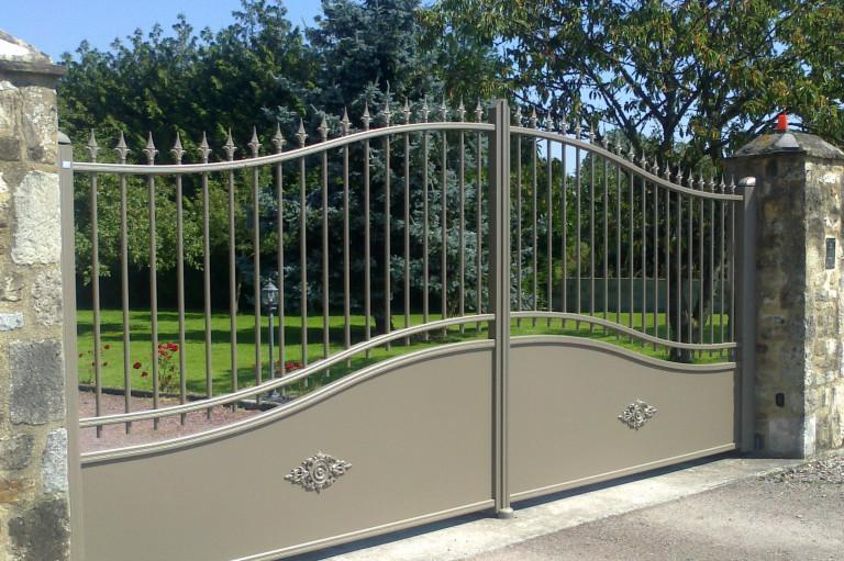 Portail Manoir Prestige semi jointif forme triple galbe - option fleurons