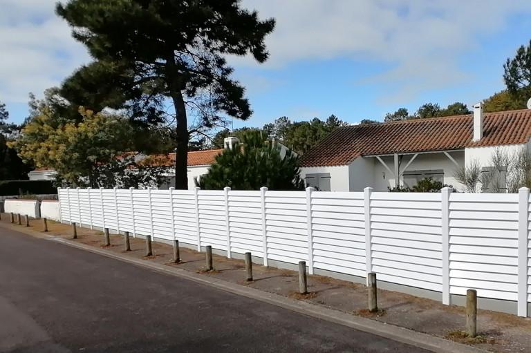Clôture PVC lissage incliné