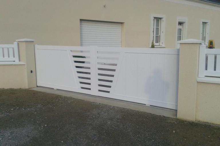 Portail motorisé PVC 2