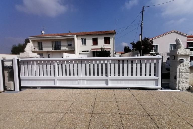 Portail motorisé PVC 1