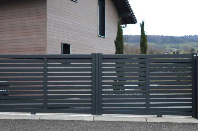 portail coulissant ajouré anthracite