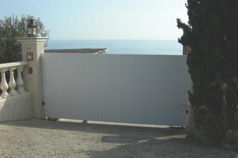 portail coulissant moderne en PVC