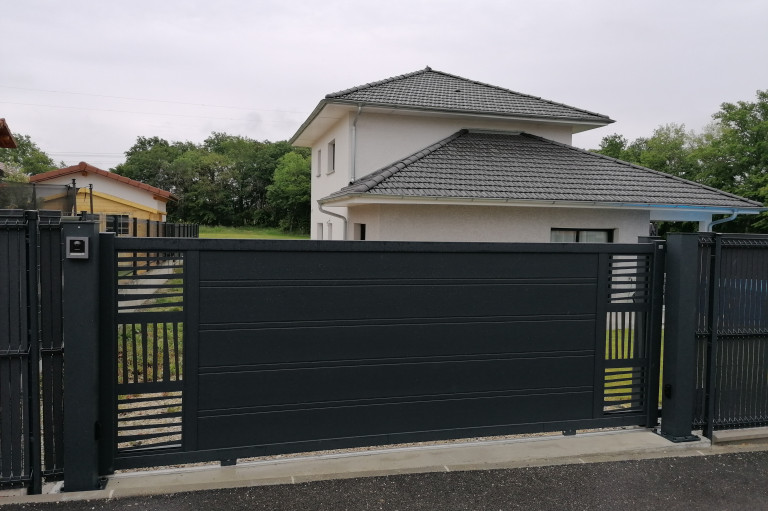 Portail-aluminium-coulissant-semi ajouré-modèle-Loft