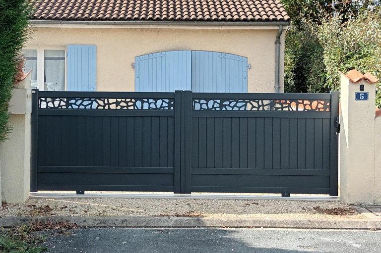 Portail-Coulissant_Semi ajouré-Aluminium