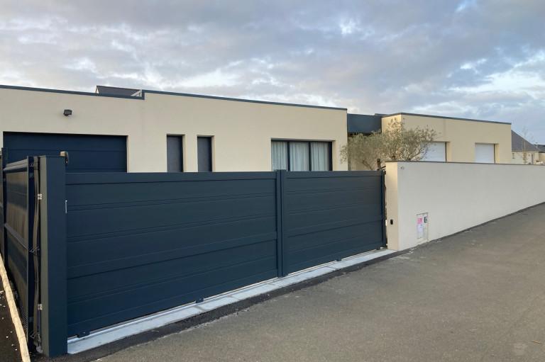 Portail-aluminium-coulissant-plein-modèle-Résidence