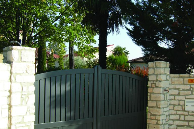 Portail-aluminium-coulissant-semi ajouré-modèle-résidence