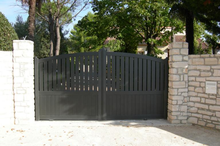 Portail-aluminium-coulissant-semi ajouré-modèle-Résidence