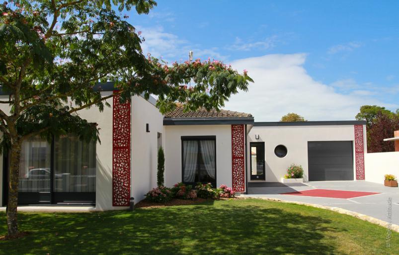 Décorations Ambellya sur une façade de maison