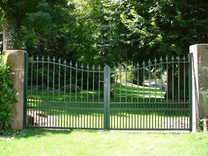 Portail Manoir Classique barreaux forme chapeau de gendarme inversé + options fleurons haut
