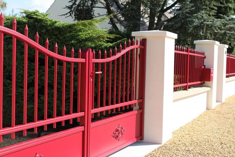 Portail Manoir Prestige semi jointif chapeau de gendarme inversé - option fer de lance