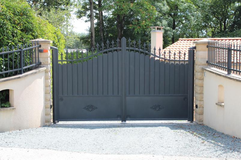 Portail Manoir Prestige jointif forme simple chapeau de gendarme - option fleurons + volutes CTH