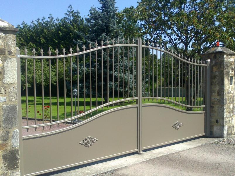 Portail Manoir Prestige semi jointif forme triple galbe - option fleurons