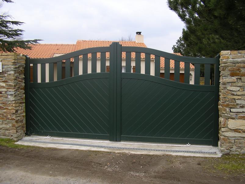 Portail semi jointif forme double chapeau de gendarme