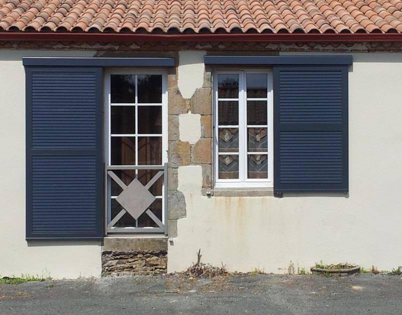 Volets coulissants persiennés 