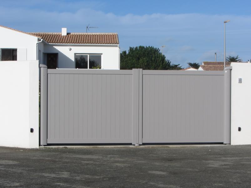 Portail jointif forme droite - lames de 100 mm verticales