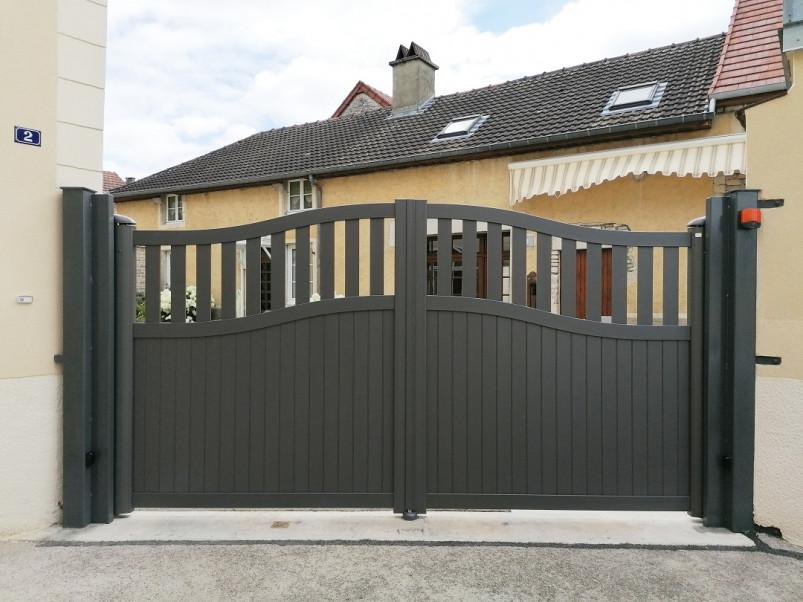 Portail semi jointif battant 