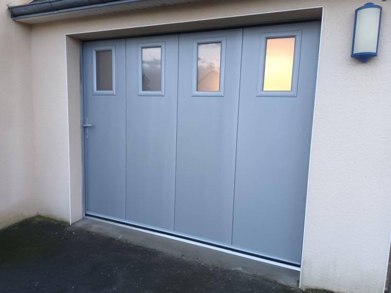 Porte de garage latérale manuelle avec hublots