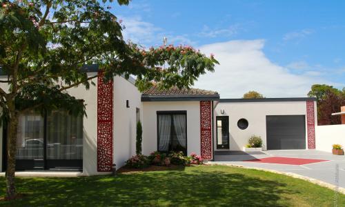 Décorations Ambellya sur une façade de maison