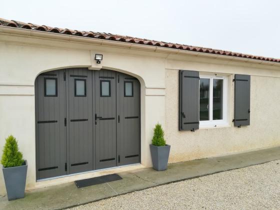 Porte de garage avec volets