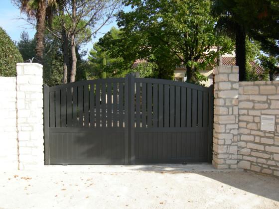 Portail-aluminium-coulissant-semi ajouré-modèle-Résidence