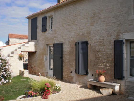 volets anthracite maison pierre